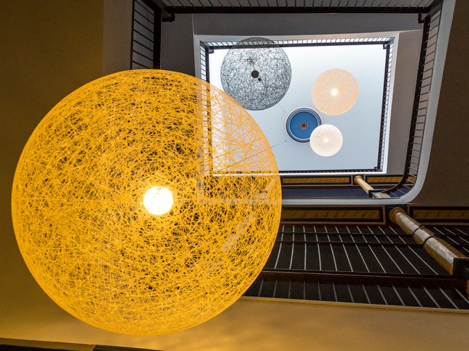 planetas y escalerasnos abstraen a un sistema planetario ficticio y verosimil.